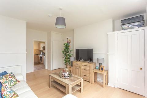 10/4 Redbraes Place, Edinburgh, EH7 4LL