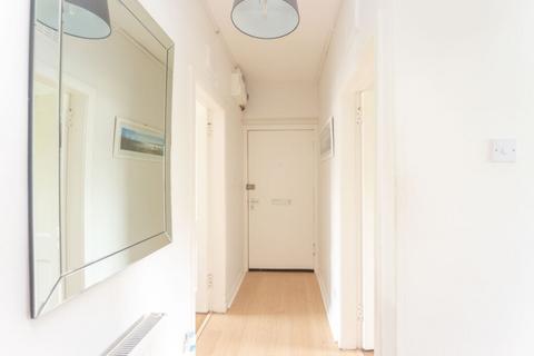 10/4 Redbraes Place, Edinburgh, EH7 4LL