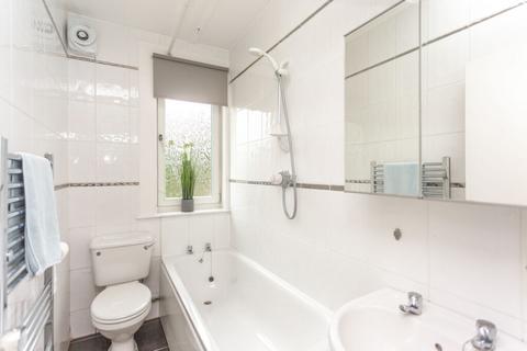 10/4 Redbraes Place, Edinburgh, EH7 4LL