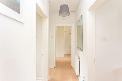 10/4 Redbraes Place, Edinburgh, EH7 4LL