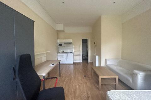 Studio to rent, Courtfield Gardens,  London, SW5