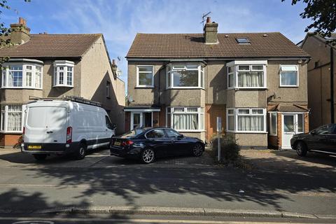 4 bedroom semi-detached house to rent, Romford RM7