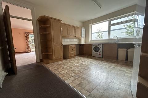 3 bedroom flat to rent, 3 bedroom Ground Floor Flat in Westcliff on Sea