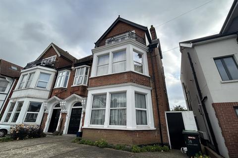 3 bedroom flat to rent, 3 bedroom Ground Floor Flat in Westcliff on Sea