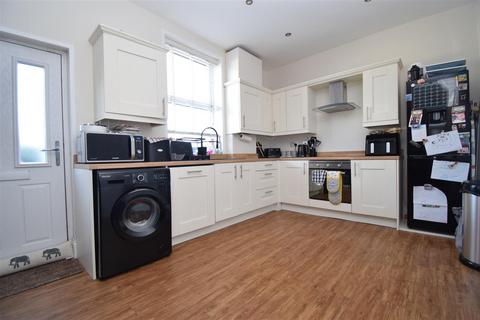 2 bedroom end of terrace house to rent, Northfield Lane, Wakefield WF4