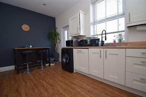 2 bedroom end of terrace house to rent, Northfield Lane, Wakefield WF4