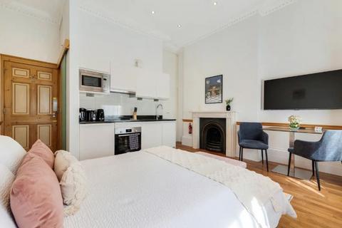 Studio to rent, Upper Berkeley Street, London, W1H