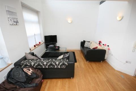 3 bedroom apartment to rent, Ellesmere Street, Manchester M15