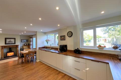 70 Cliffe Way, Warwick, CV34 5JG