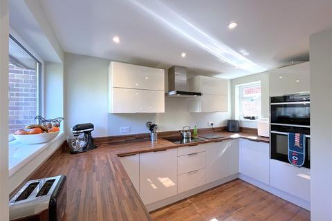 70 Cliffe Way, Warwick, CV34 5JG
