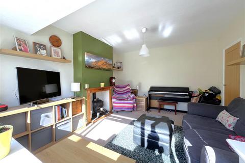 70 Cliffe Way, Warwick, CV34 5JG