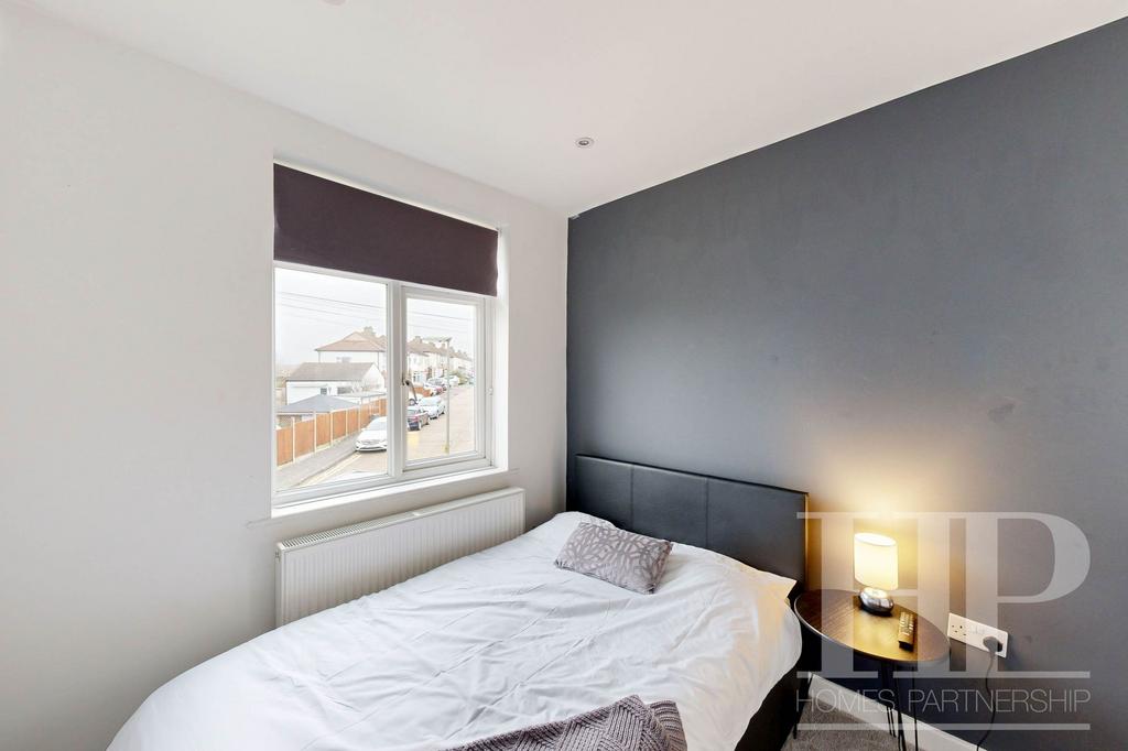 Prince Albert Square, Redhill RH1 1 bed property to rent £750 pcm (£