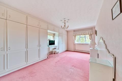 3 bedroom flat for sale, Lodge Close, Edgware, Greater London. HA8 7RL