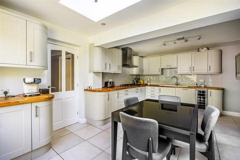 Lynfield The Downs, Leatherhead, KT22 8LX