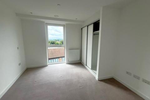 1 bedroom flat to rent, Station Road North, Egham TW20