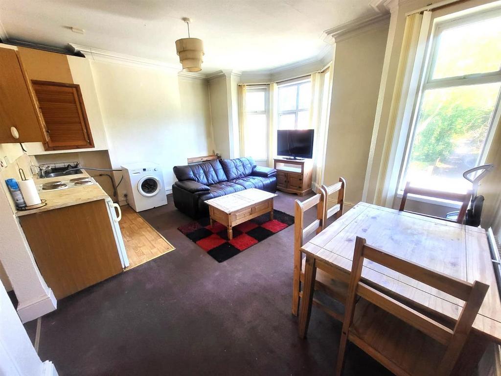 Sitting Area / Kitchenette Pic 1