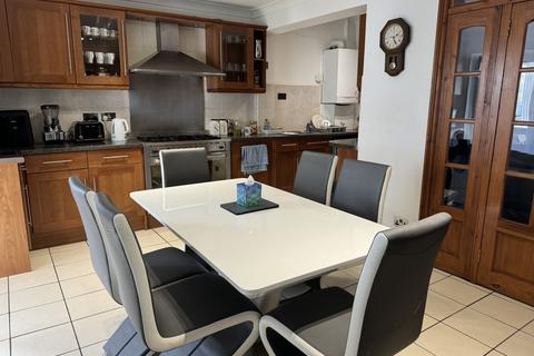 4 bedroom semi-detached house to rent, Haslemere Avenue, HOUNSLOW, Greater London, TW5