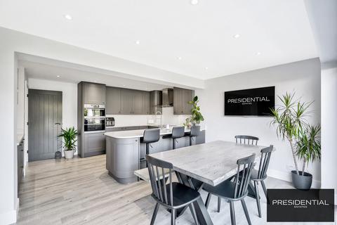 102 Pancroft, Abridge, Romford, RM4 1DA