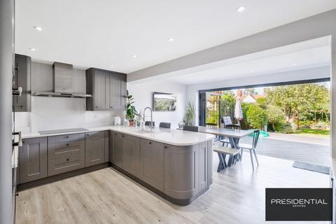 102 Pancroft, Abridge, Romford, RM4 1DA