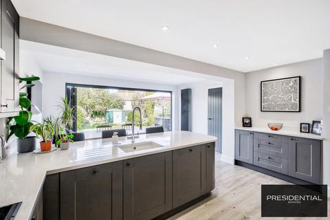 102 Pancroft, Abridge, Romford, RM4 1DA