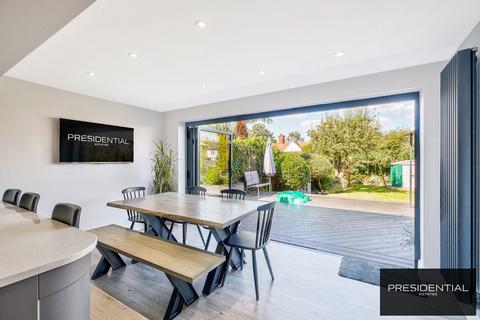102 Pancroft, Abridge, Romford, RM4 1DA