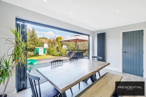 102 Pancroft, Abridge, Romford, RM4 1DA