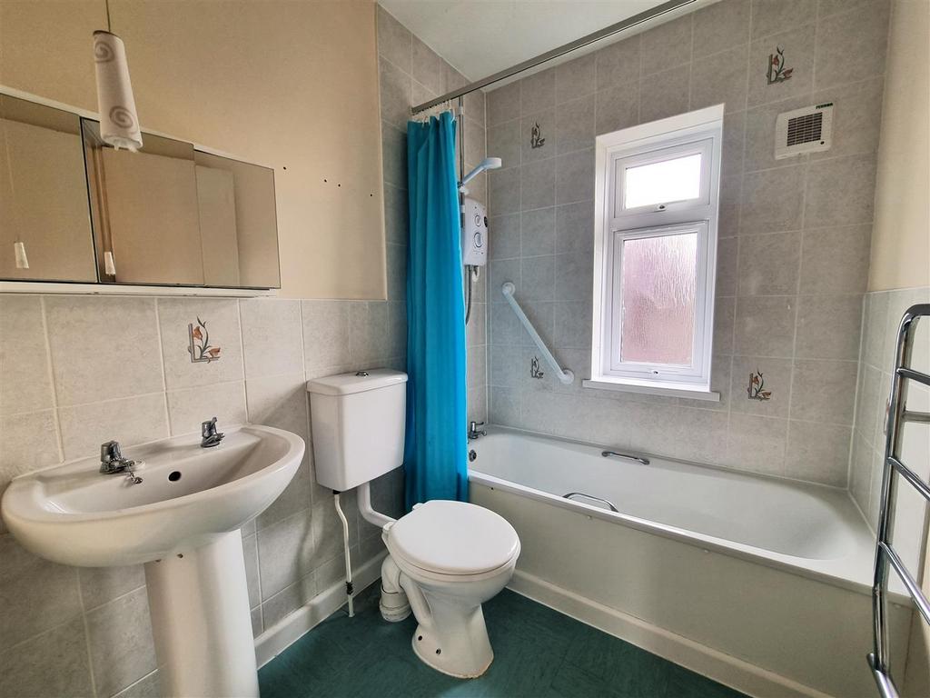 5 Haydon Road - Bathroom.jpg