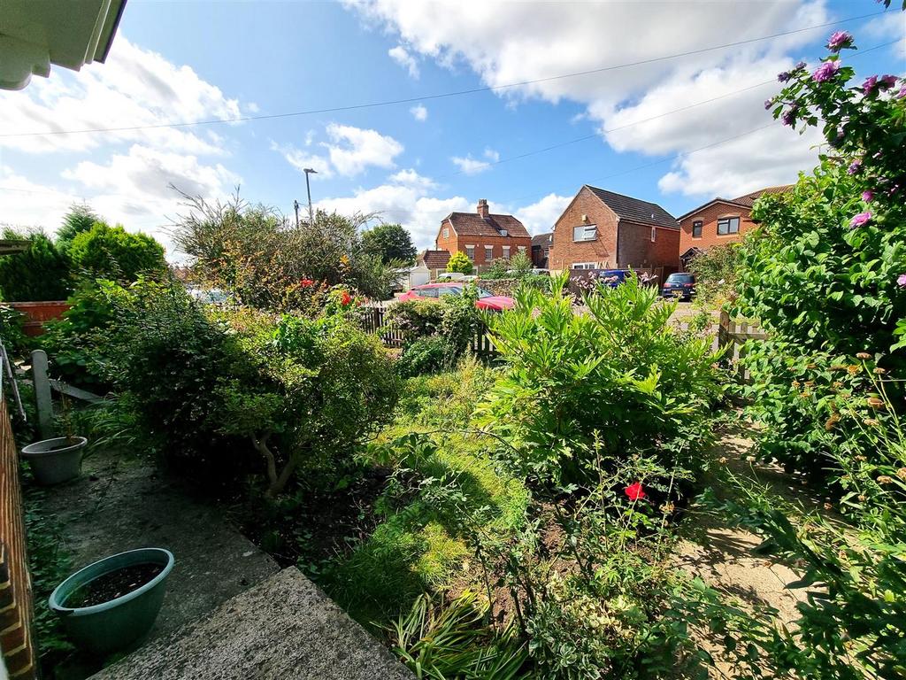 5 Haydon Road - Front Garden.jpg