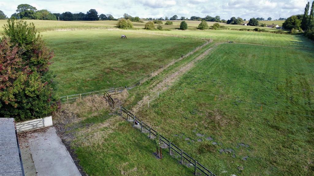 Easterton Stables - Drone 3.jpeg