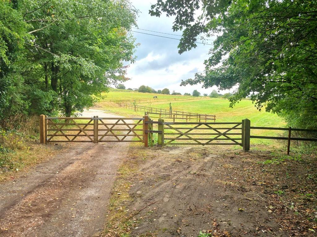 Easterton Stables - Entrance.jpg