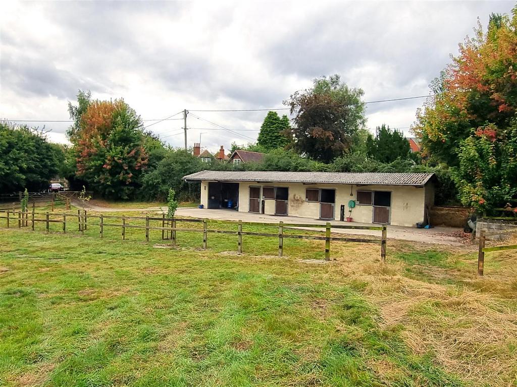 Easterton Stables - Front2.jpg