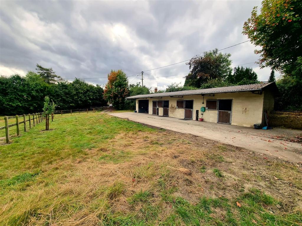 Easterton Stables - Front4.jpg