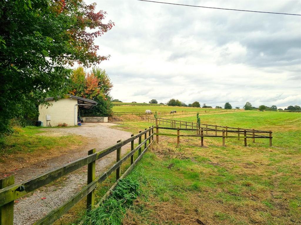 Easterton Stables - Side.jpg