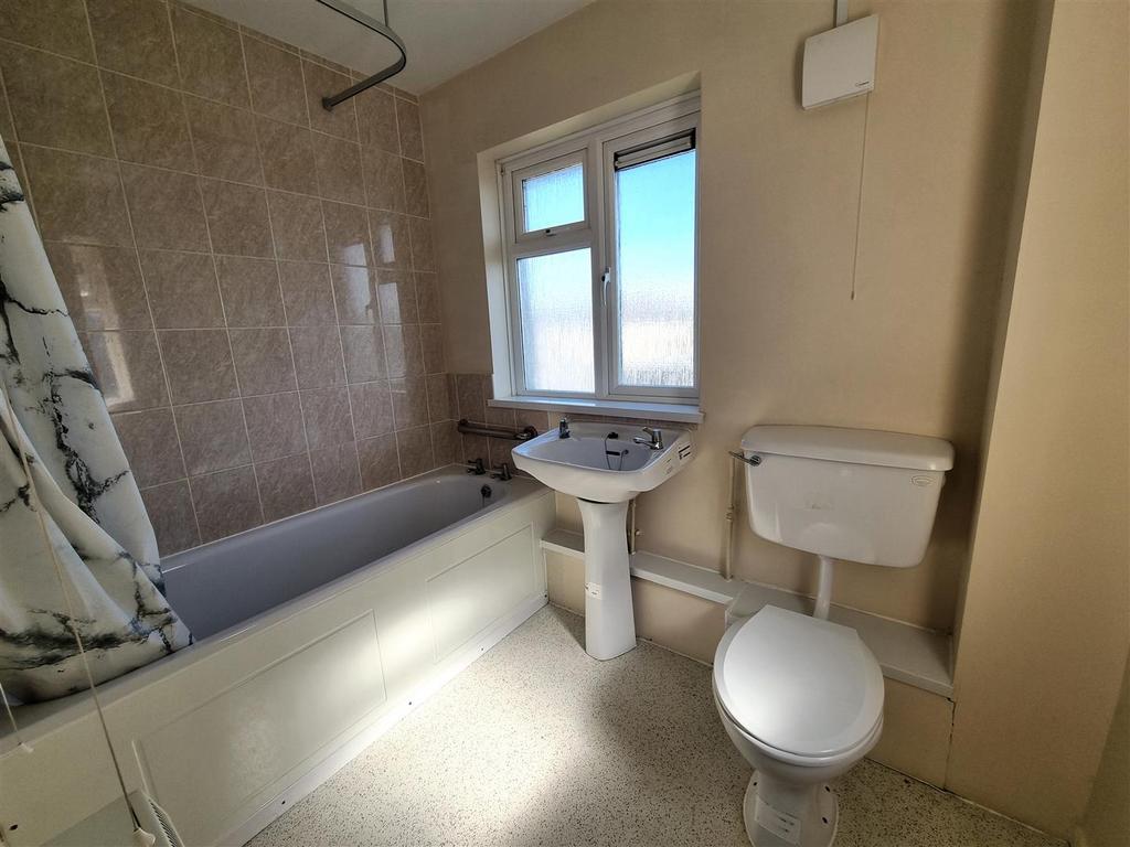 52 Manor Road - Bathroom.jpg