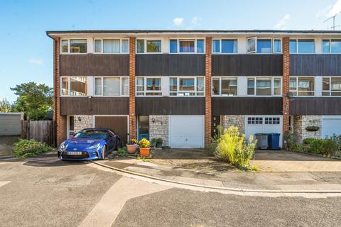 8 Hall Close, Godalming, GU7 3PW
