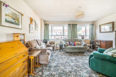 8 Hall Close, Godalming, GU7 3PW