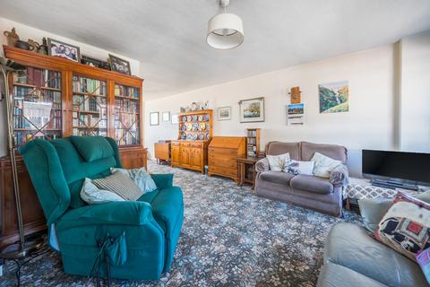 8 Hall Close, Godalming, GU7 3PW