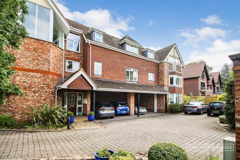 3 bedroom apartment to rent, New Road, Esher KT10