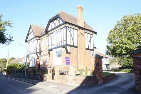 2 bedroom flat to rent, Flat 6, The Elms, 19 Station Road, Brough, HU15