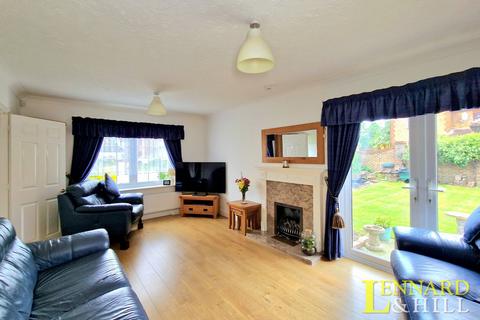 14 Bromley, Grays, RM17 6LE