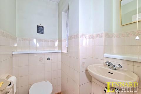 14 Bromley, Grays, RM17 6LE