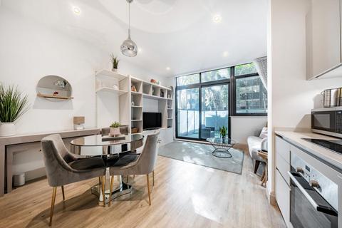 1 bedroom flat for sale, Chiswick High Road, Chiswick