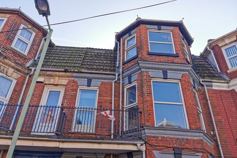 2 bedroom flat to rent, Beach Road, Lowestoft, NR32