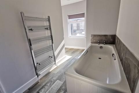 2 bedroom flat to rent, Beach Road, Lowestoft, NR32