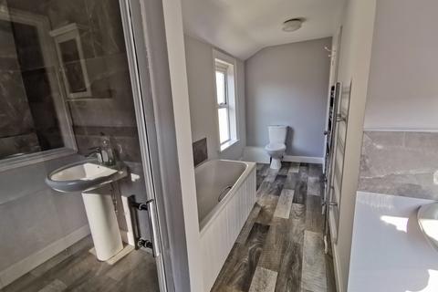 2 bedroom flat to rent, Beach Road, Lowestoft, NR32