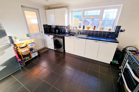 3 bedroom semi-detached house to rent, Pearsons Avenue, Rayleigh, Essex