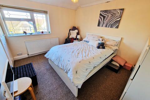 3 bedroom semi-detached house to rent, Pearsons Avenue, Rayleigh, Essex