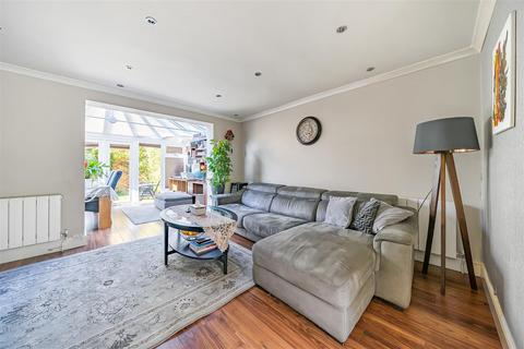 5 Fisherman Close, Richmond, TW10 7YP