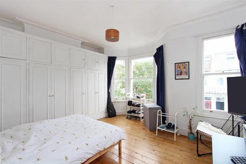 4 bedroom terraced house for sale, Glendarvon Street, London