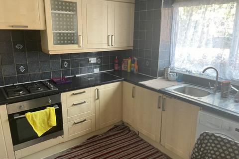 3 bedroom maisonette to rent, Drew Road, London, E16